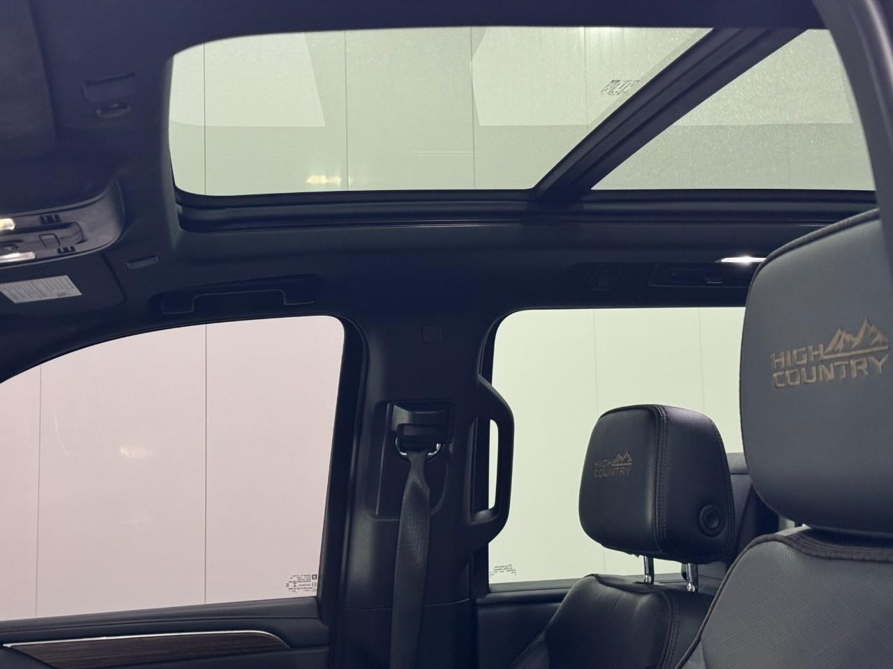 Chevrolet Suburban Vehicle Full-screen Gallery Image 32