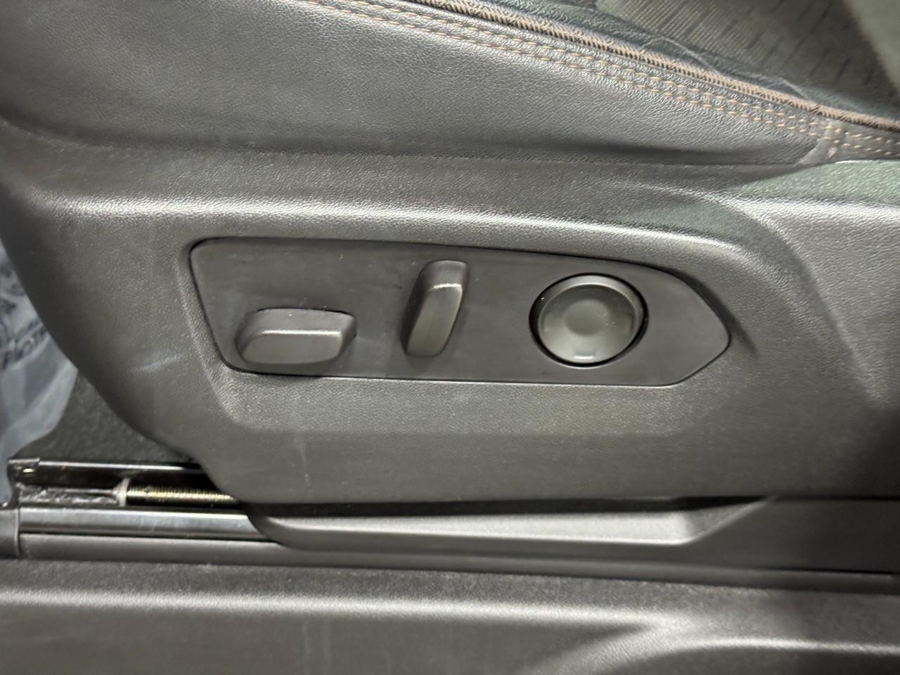 Chevrolet Suburban Vehicle Full-screen Gallery Image 33