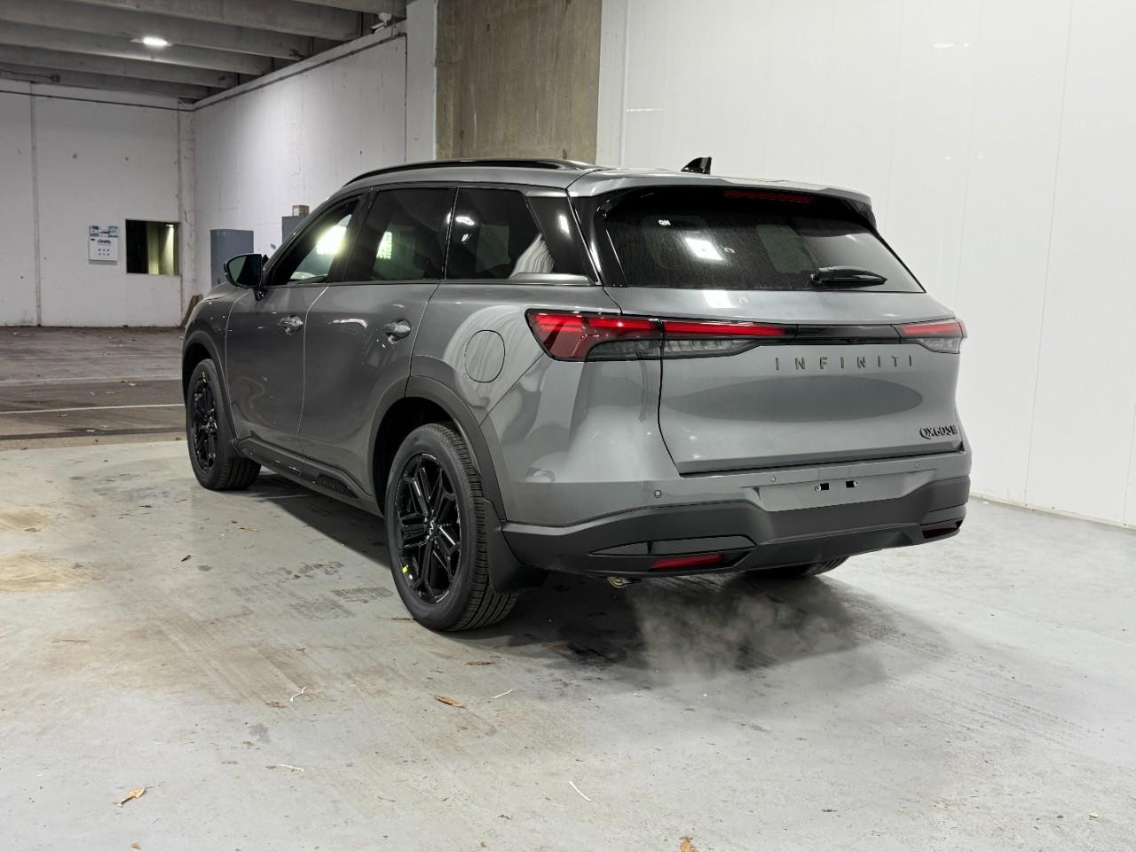 INFINITI QX60 Vehicle Full-screen Gallery Image 3