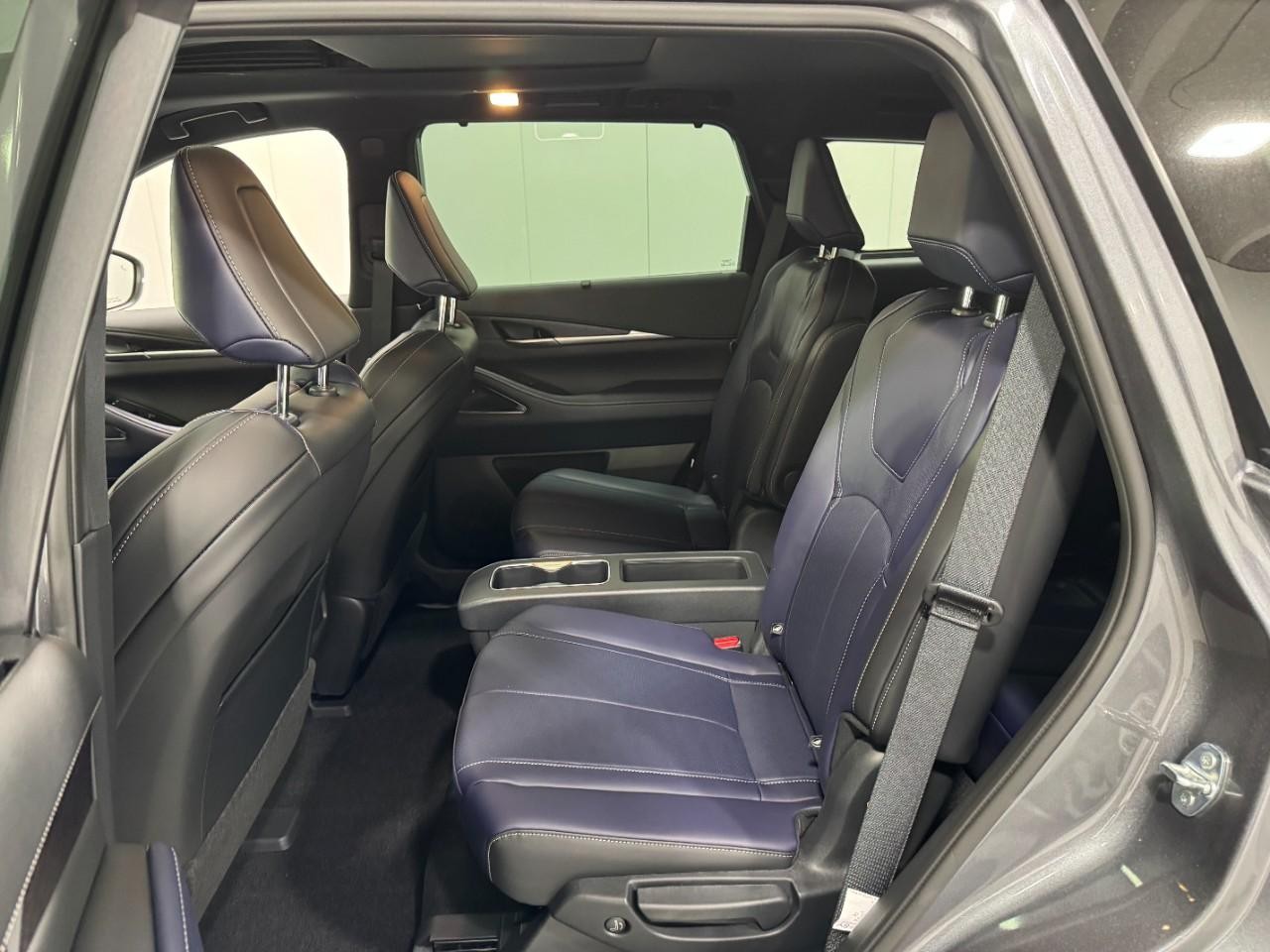 INFINITI QX60 Vehicle Full-screen Gallery Image 9