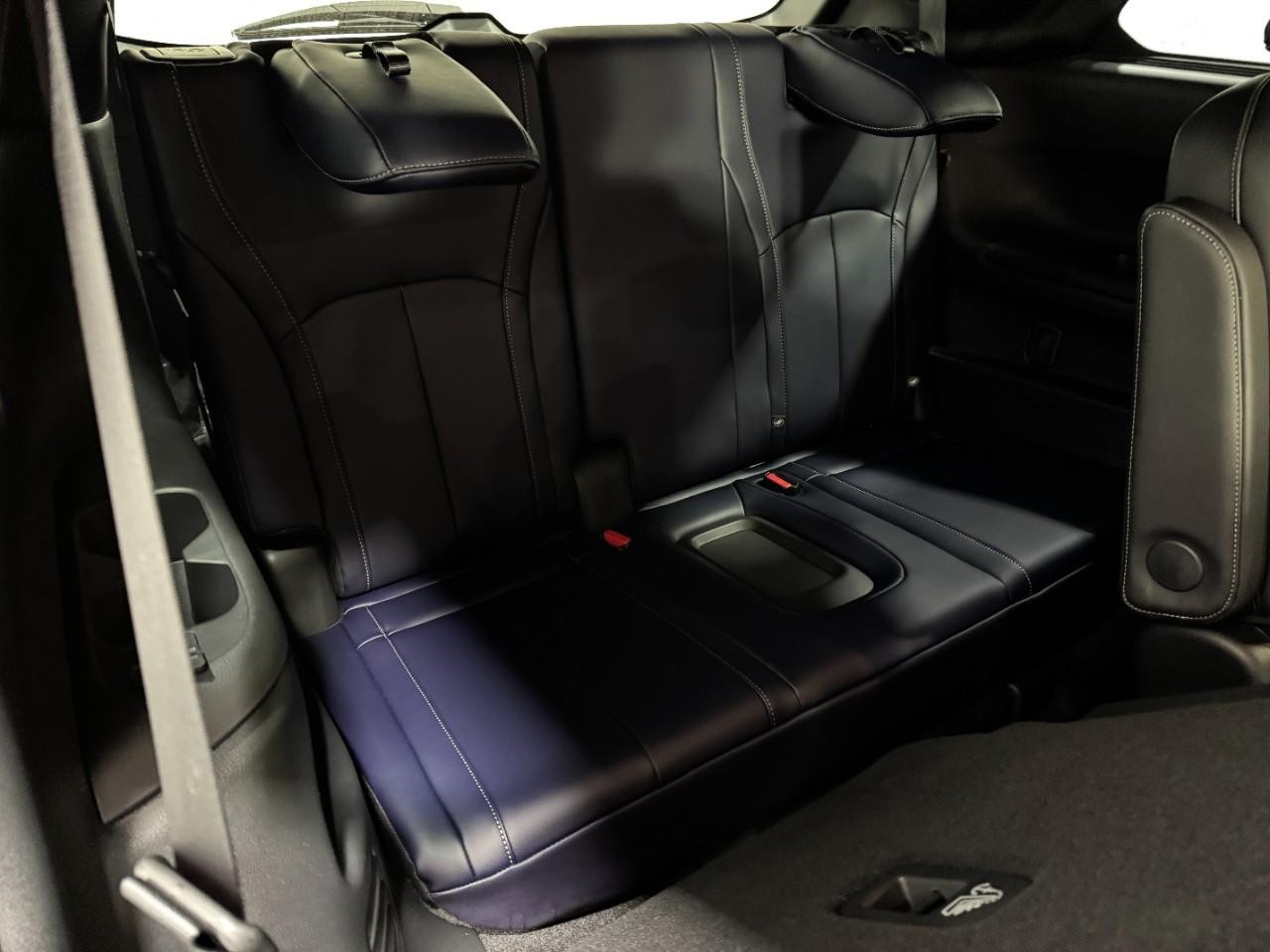 INFINITI QX60 Vehicle Full-screen Gallery Image 11