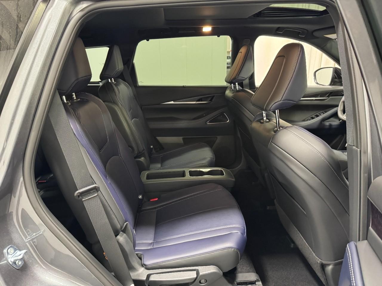 INFINITI QX60 Vehicle Full-screen Gallery Image 12