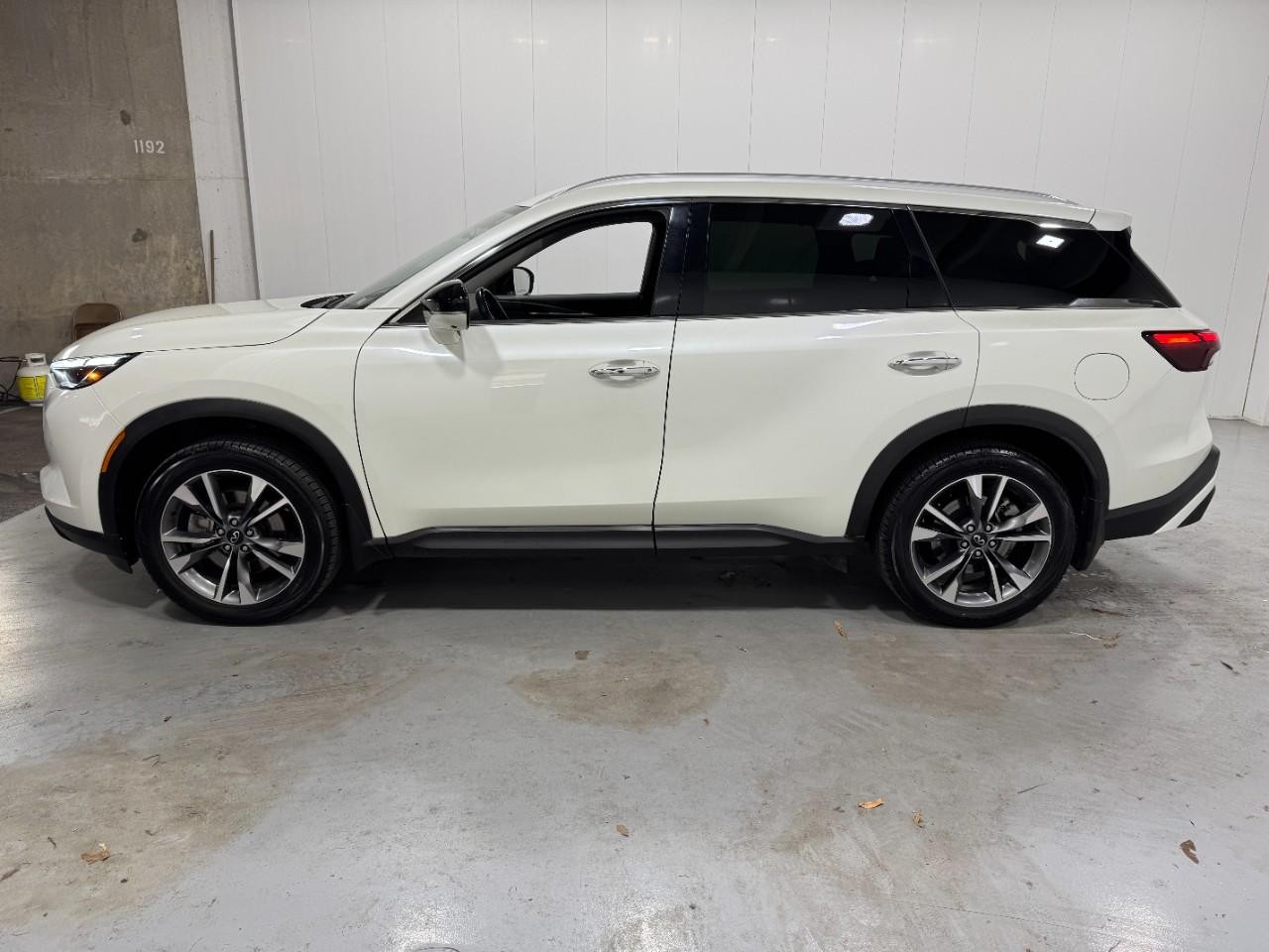 INFINITI QX60 Vehicle Full-screen Gallery Image 02