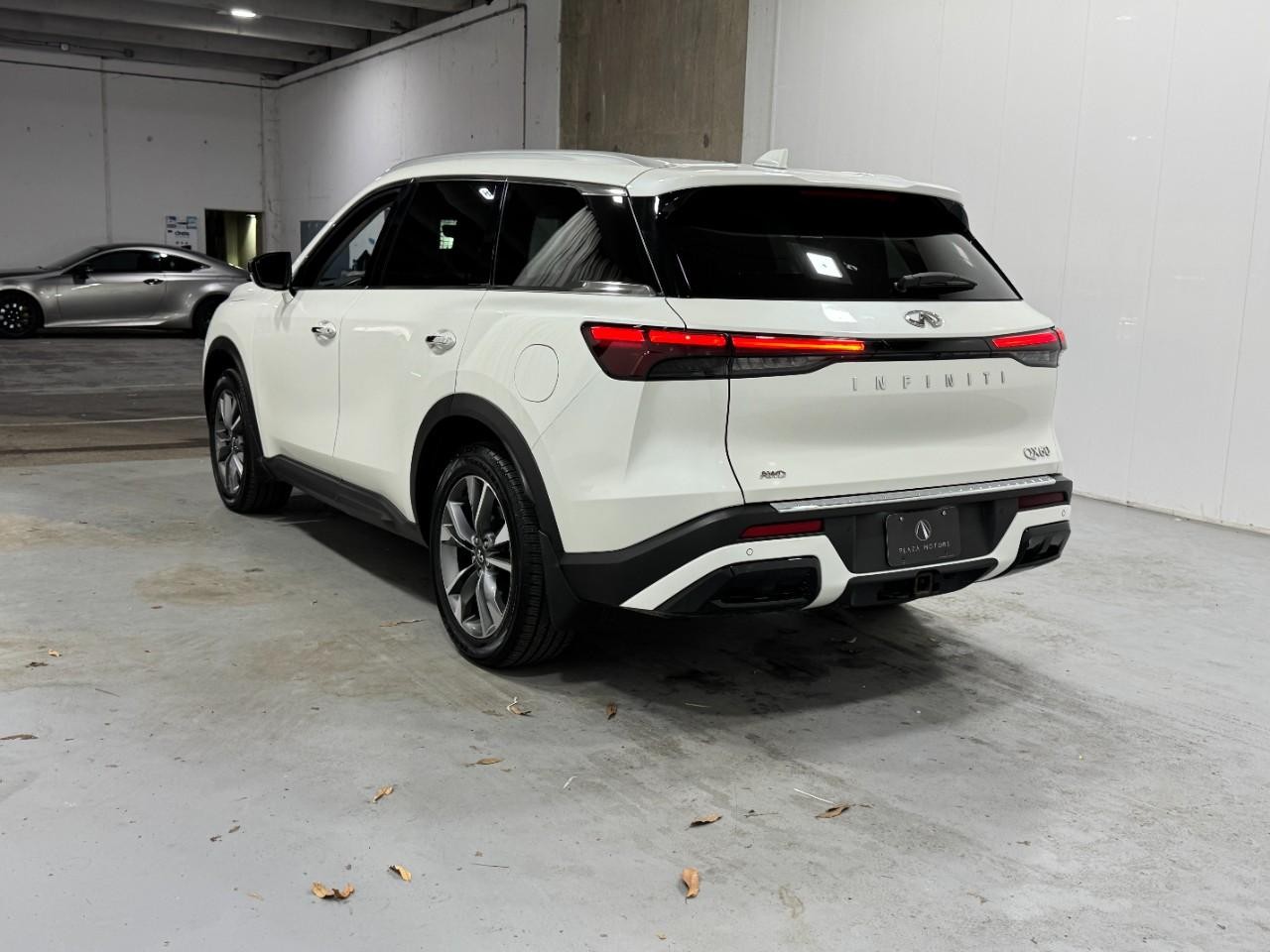 INFINITI QX60 Vehicle Full-screen Gallery Image 03