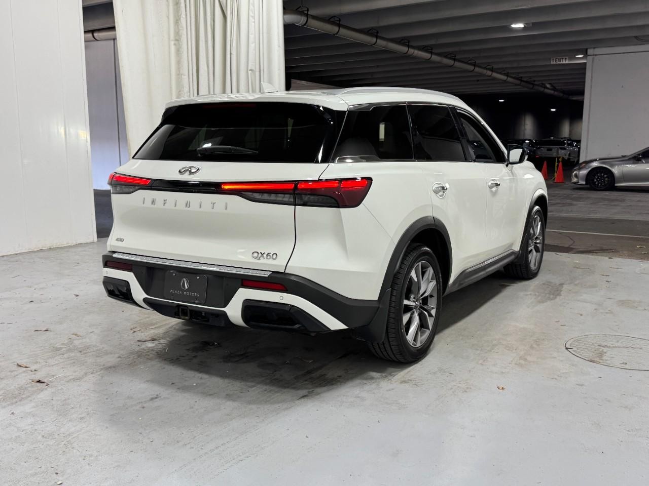 INFINITI QX60 Vehicle Full-screen Gallery Image 04