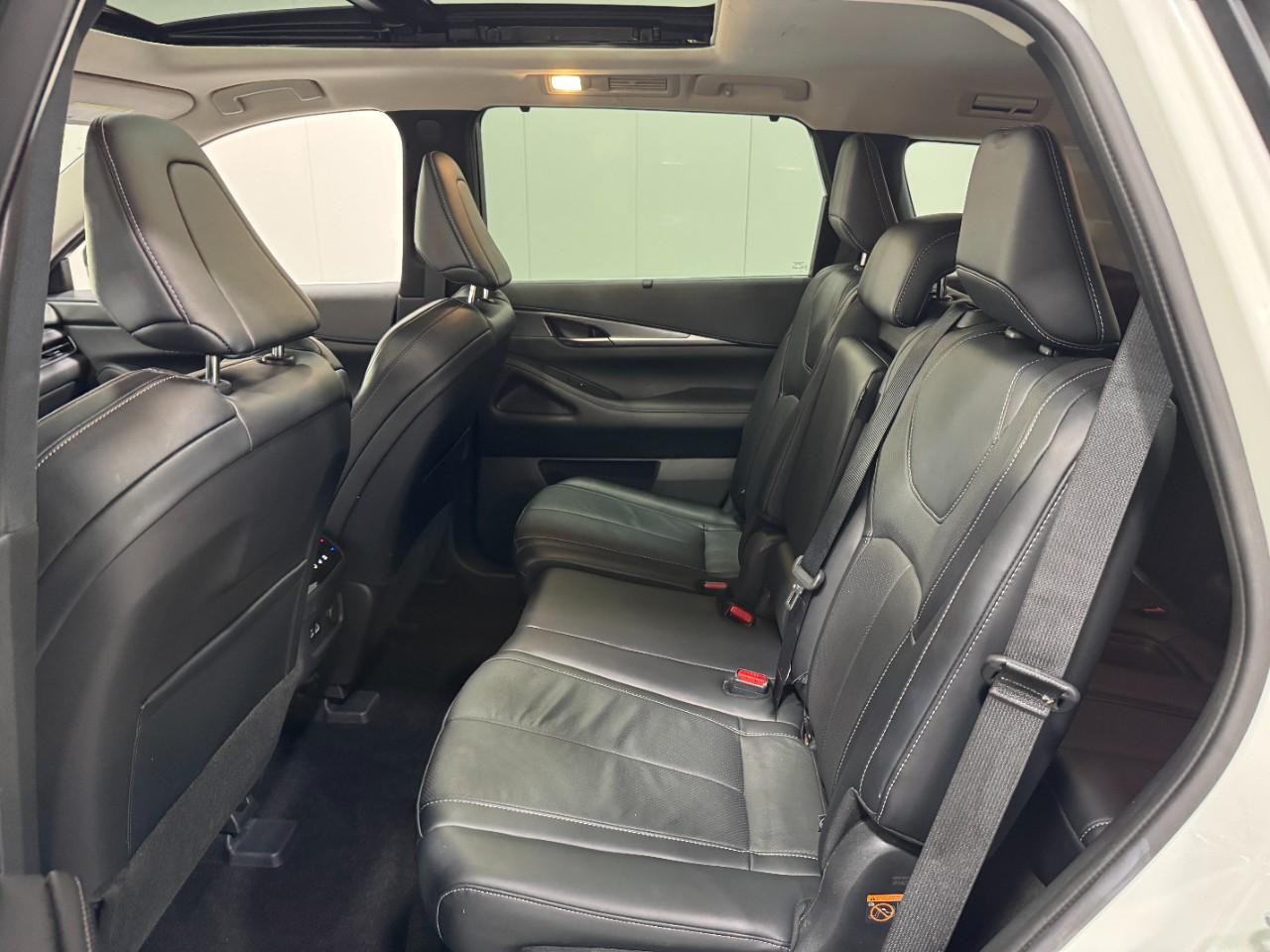 INFINITI QX60 Vehicle Full-screen Gallery Image 09