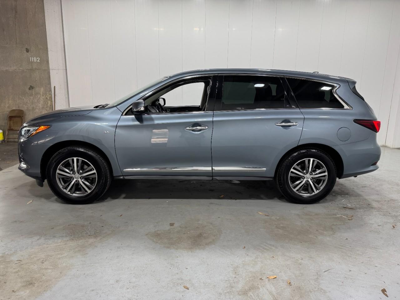 INFINITI QX60 Vehicle Full-screen Gallery Image 02