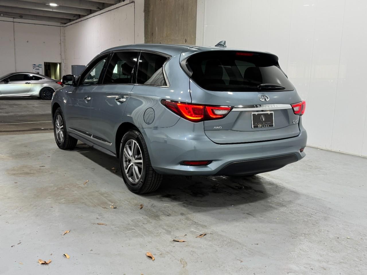 INFINITI QX60 Vehicle Full-screen Gallery Image 03