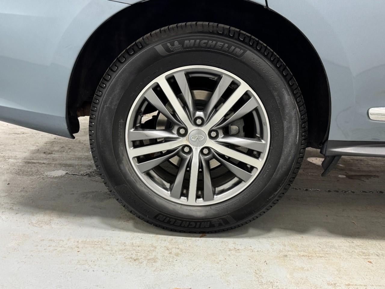 INFINITI QX60 Vehicle Full-screen Gallery Image 05