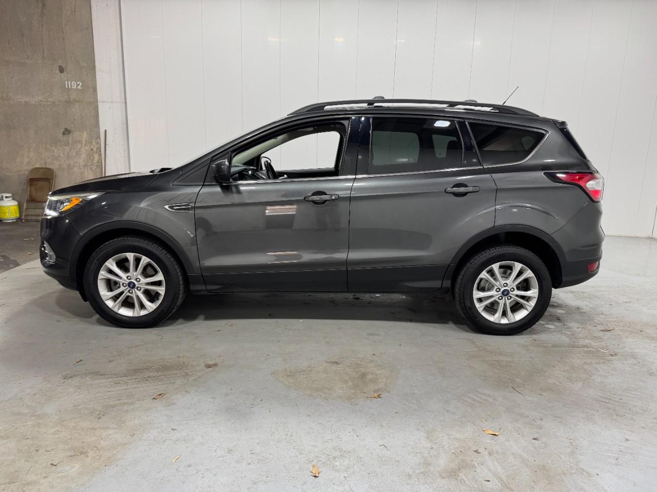 Ford Escape Vehicle Full-screen Gallery Image 2