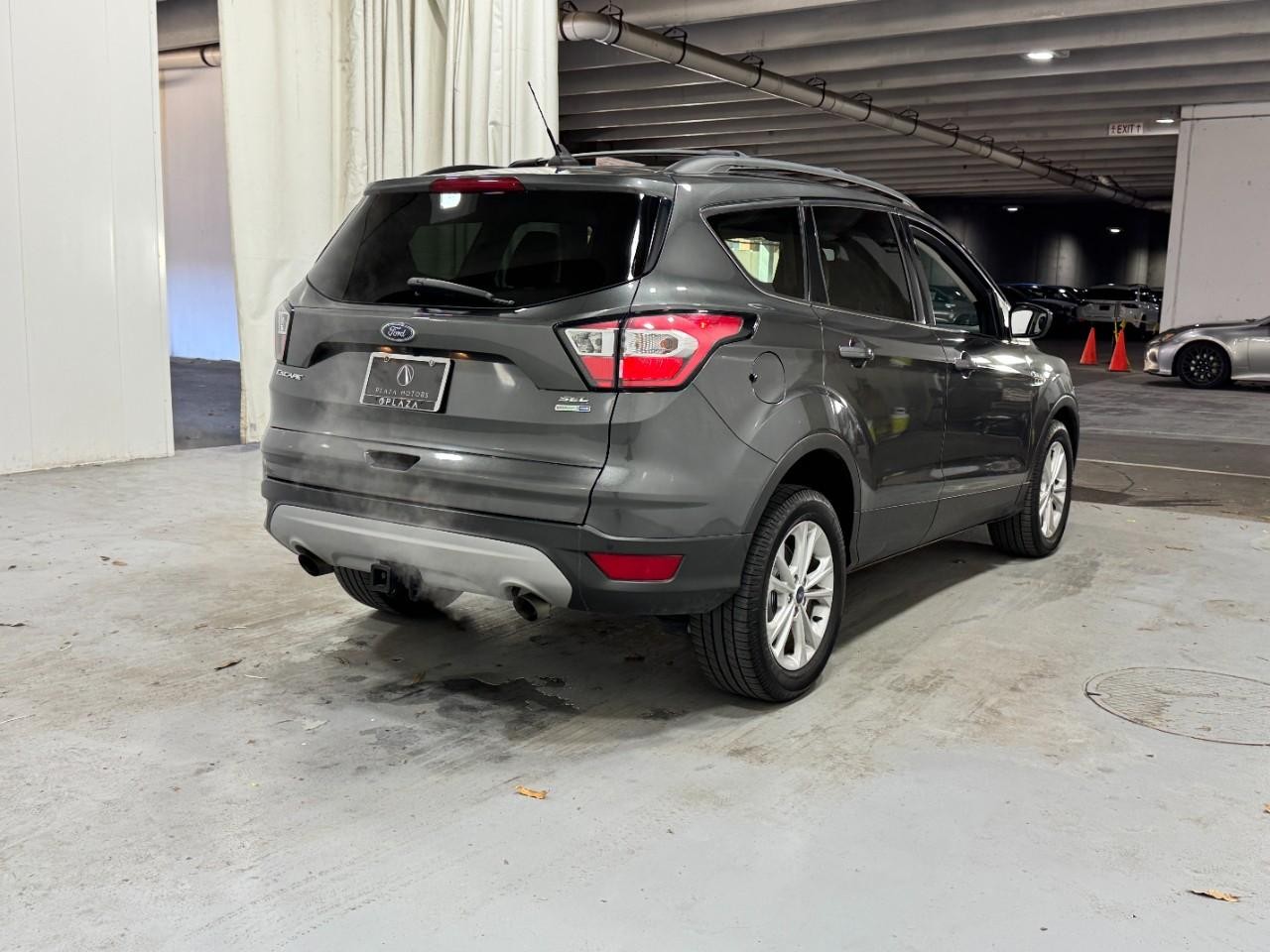 Ford Escape Vehicle Full-screen Gallery Image 4