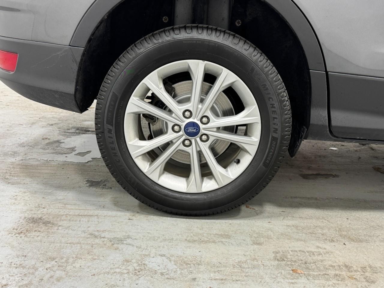 Ford Escape Vehicle Full-screen Gallery Image 5