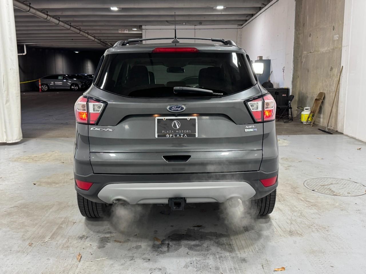 Ford Escape Vehicle Full-screen Gallery Image 9