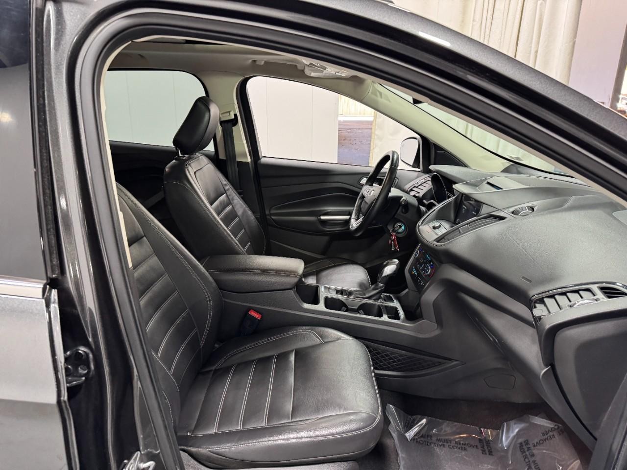 Ford Escape Vehicle Full-screen Gallery Image 18