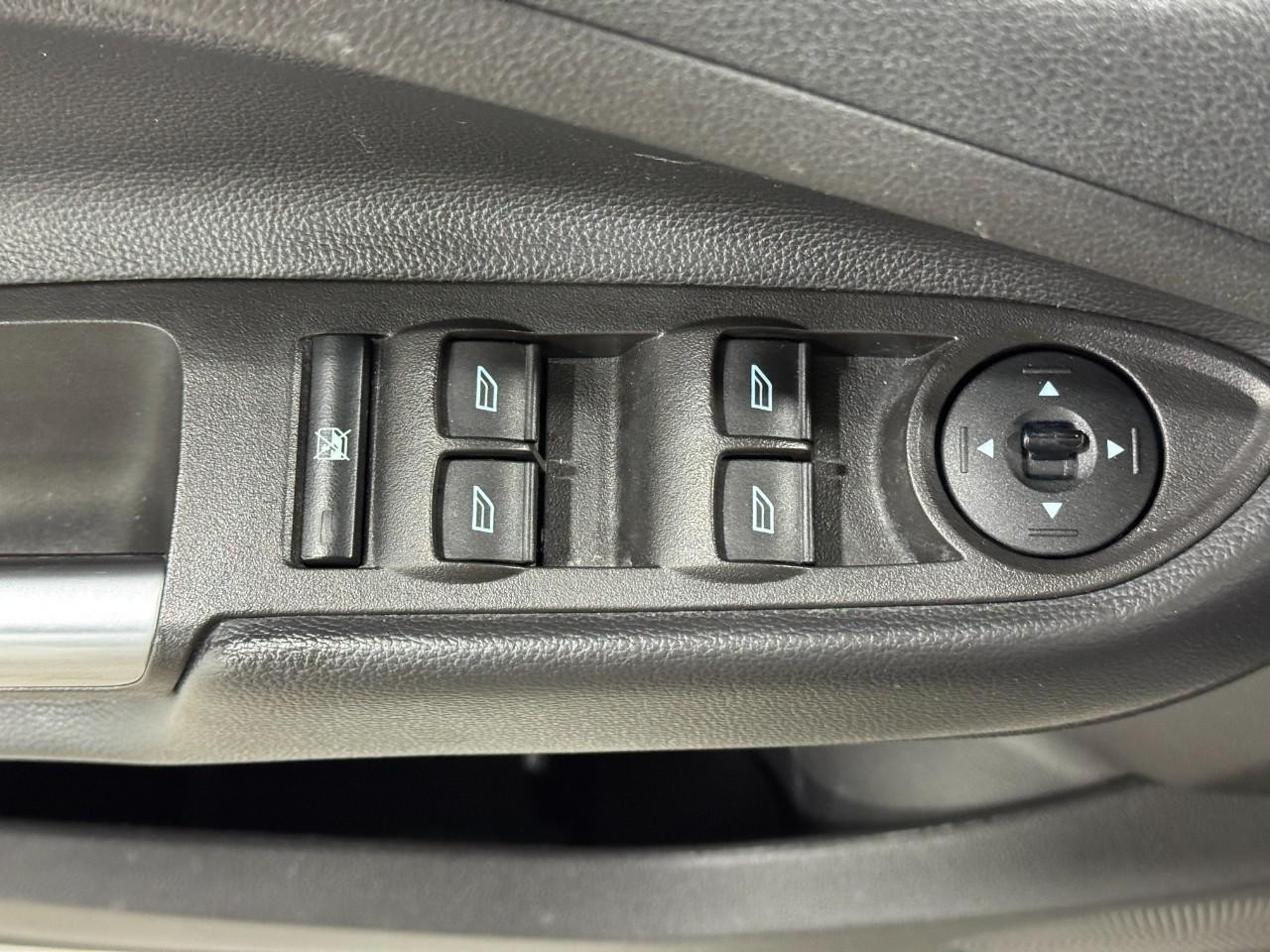 Ford Escape Vehicle Full-screen Gallery Image 23