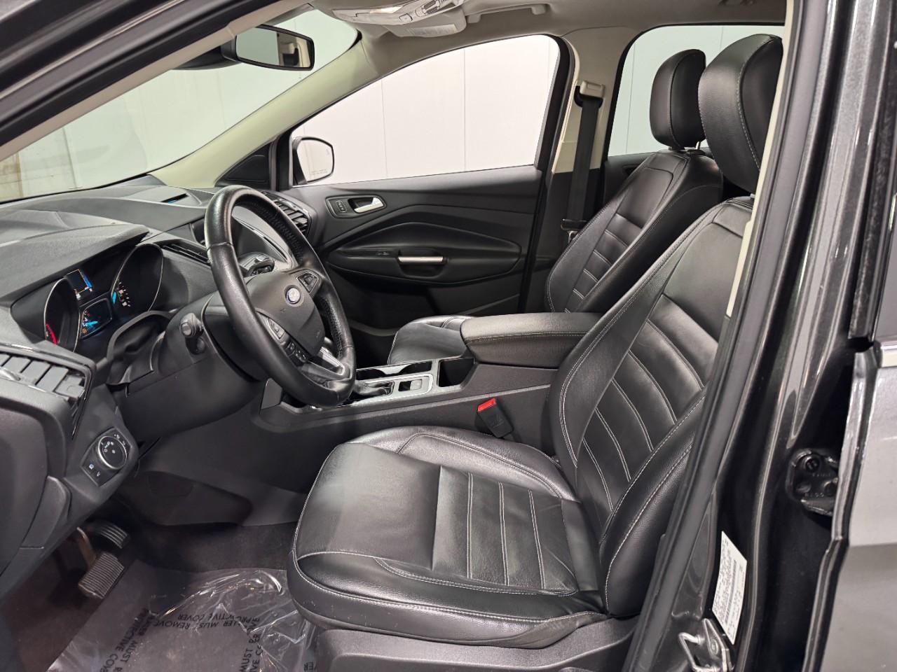 Ford Escape Vehicle Full-screen Gallery Image 24