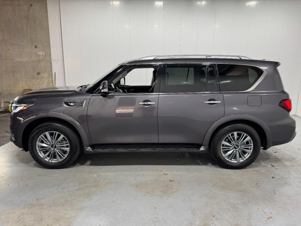 INFINITI QX80 Vehicle Full-screen Gallery Image 2