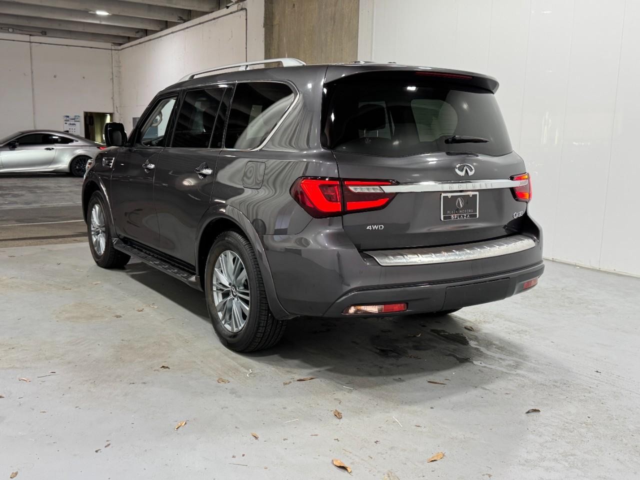 INFINITI QX80 Vehicle Full-screen Gallery Image 3