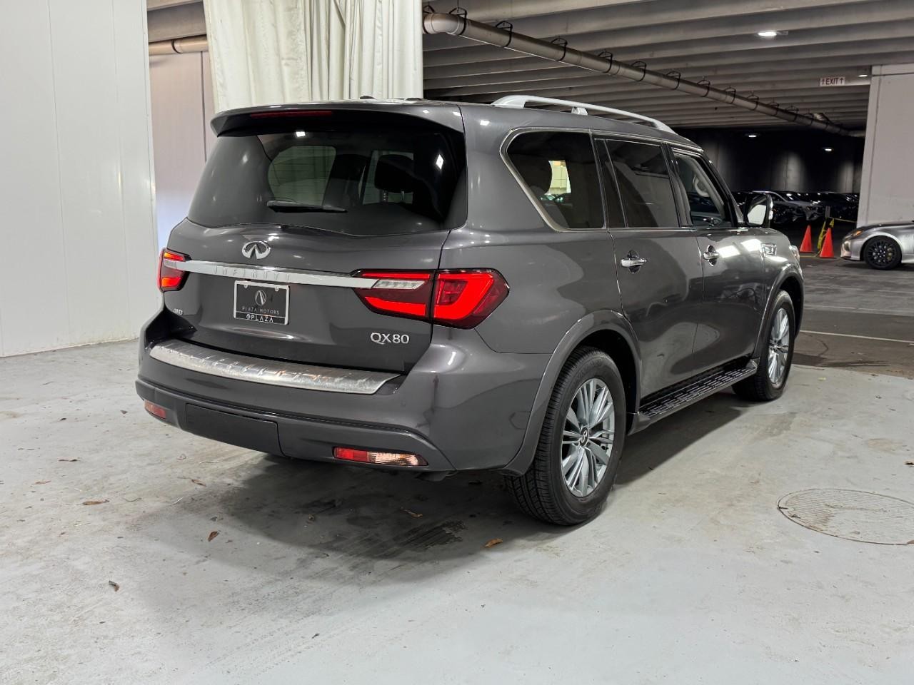 INFINITI QX80 Vehicle Full-screen Gallery Image 4