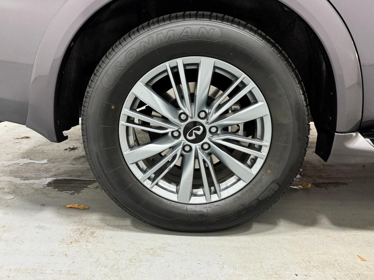 INFINITI QX80 Vehicle Full-screen Gallery Image 5