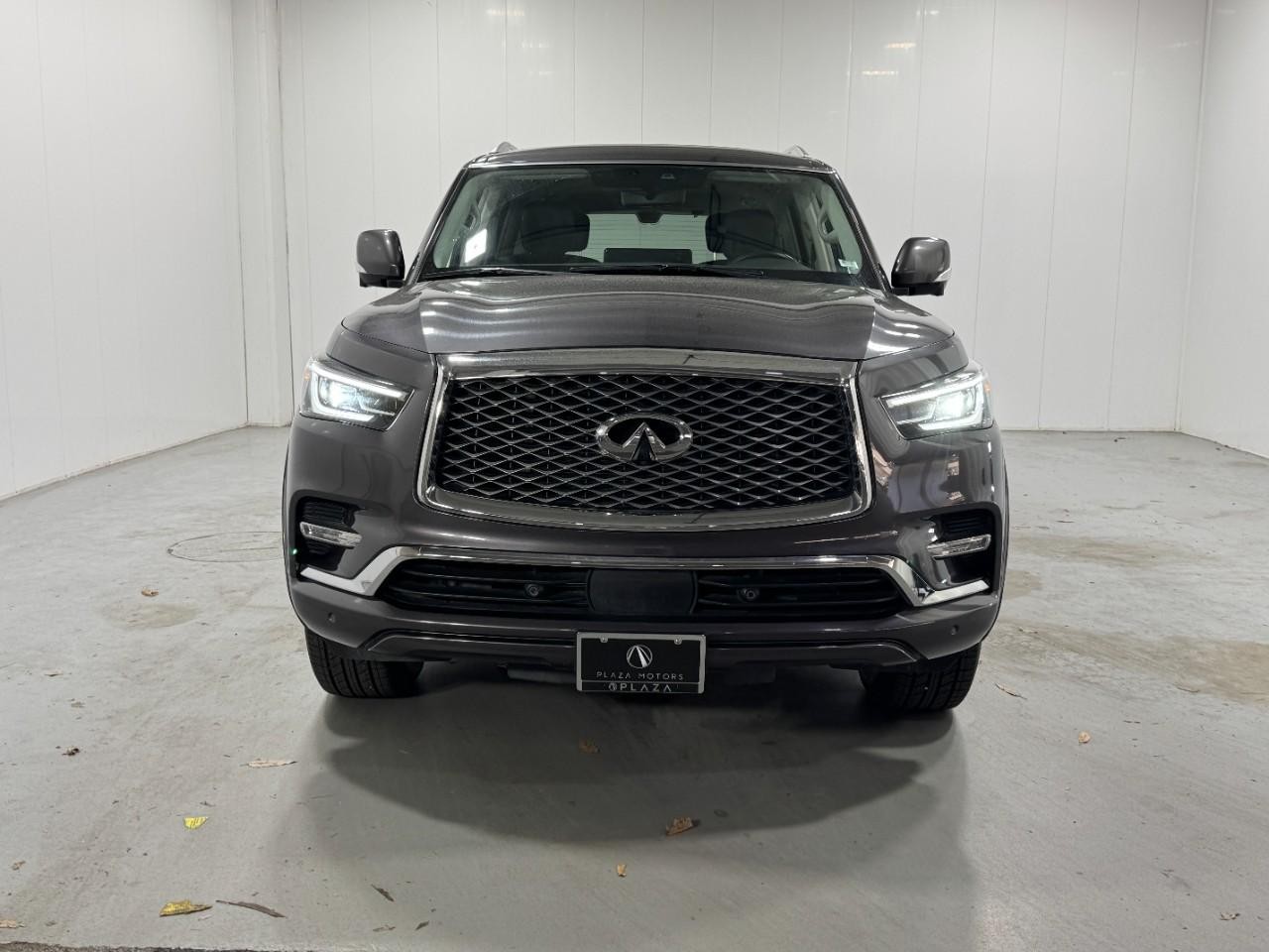 INFINITI QX80 Vehicle Full-screen Gallery Image 7