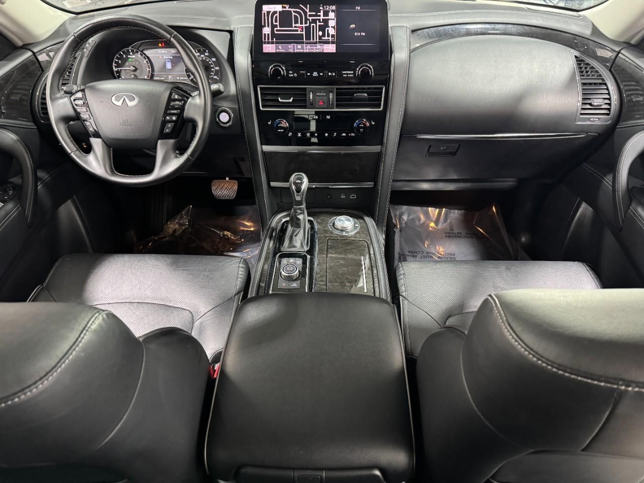 INFINITI QX80 Vehicle Full-screen Gallery Image 15