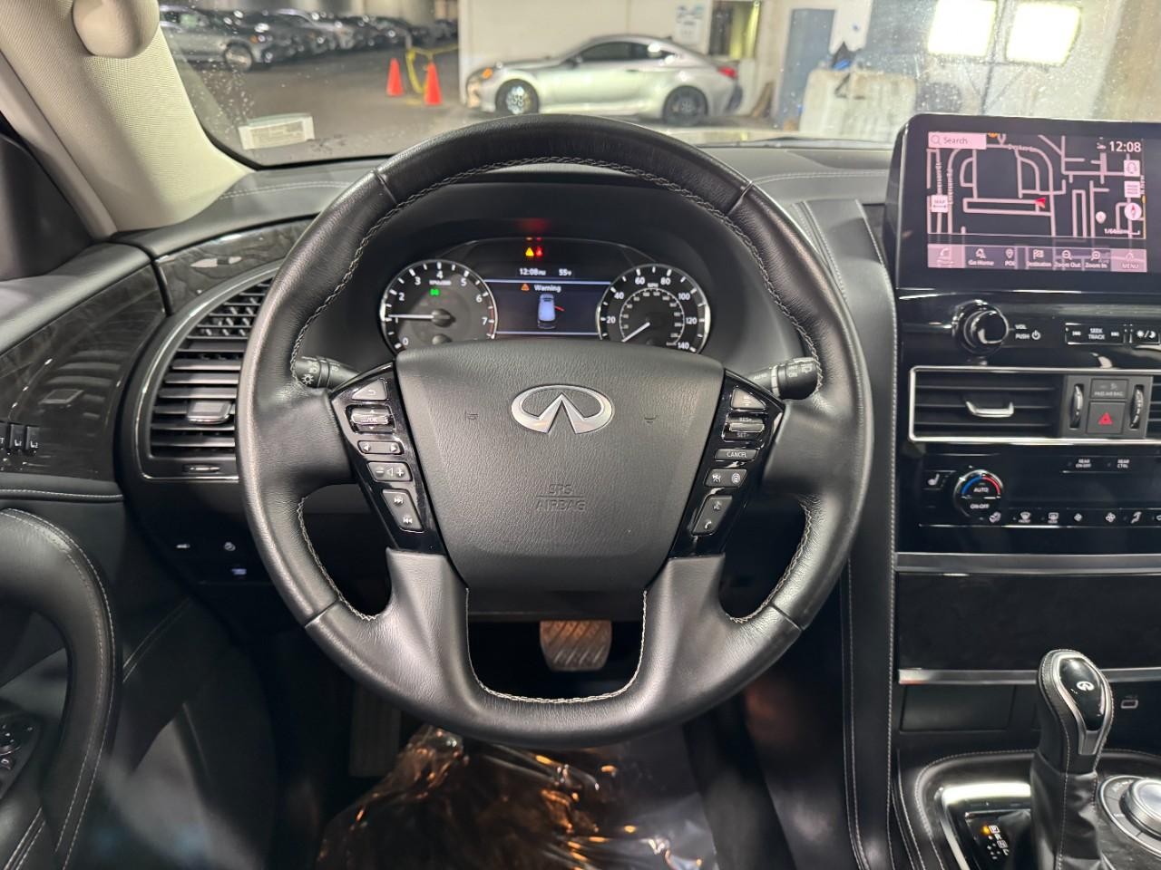 INFINITI QX80 Vehicle Full-screen Gallery Image 16