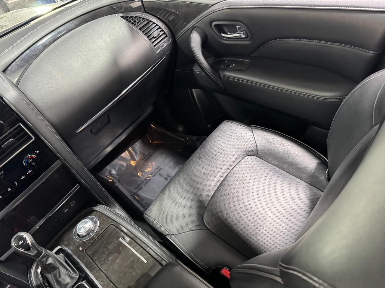 INFINITI QX80 Vehicle Full-screen Gallery Image 20