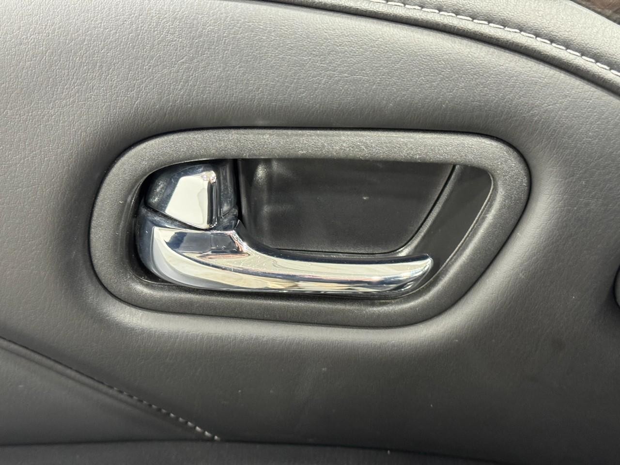 INFINITI QX80 Vehicle Full-screen Gallery Image 27