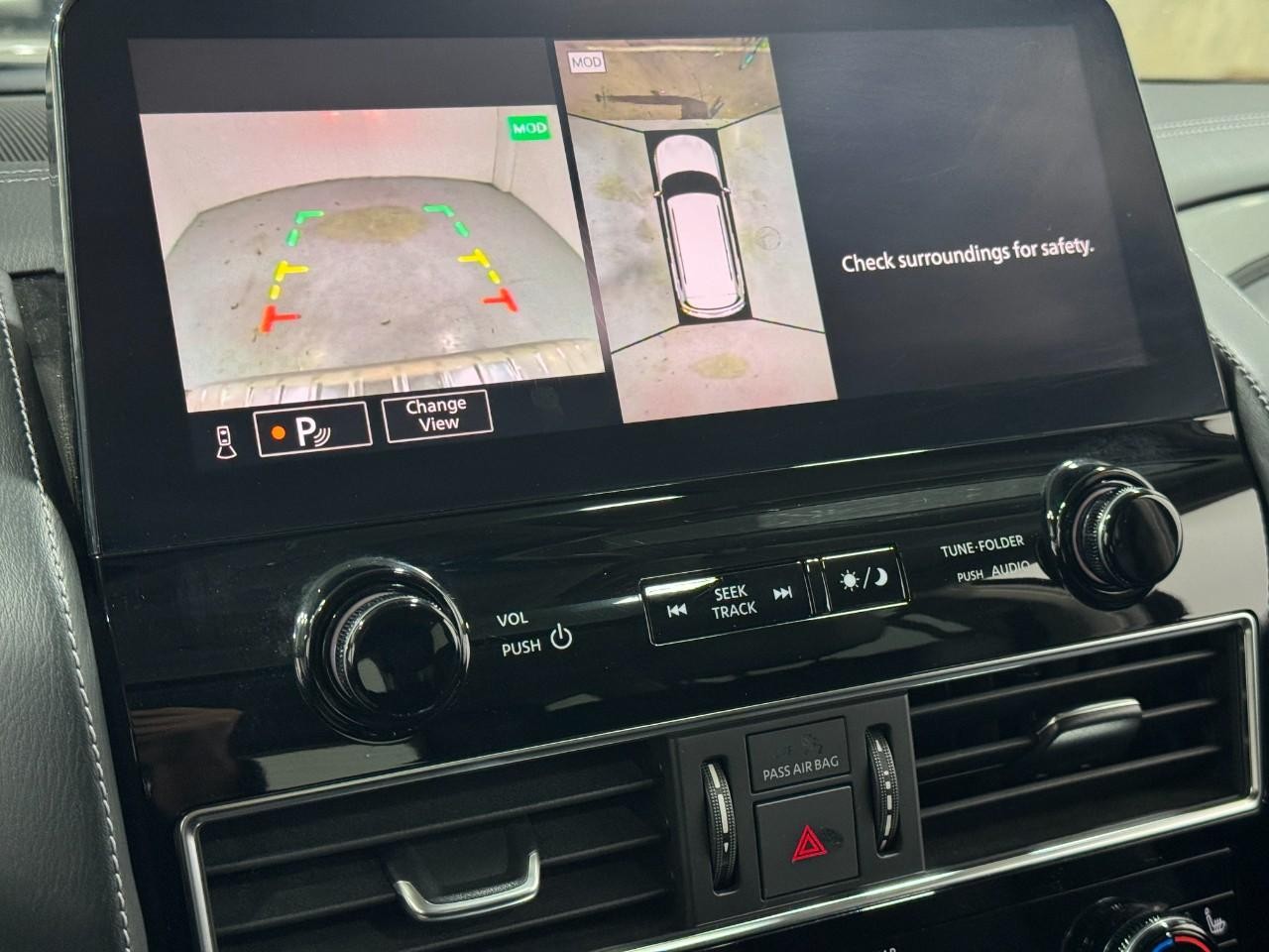 INFINITI QX80 Vehicle Full-screen Gallery Image 36