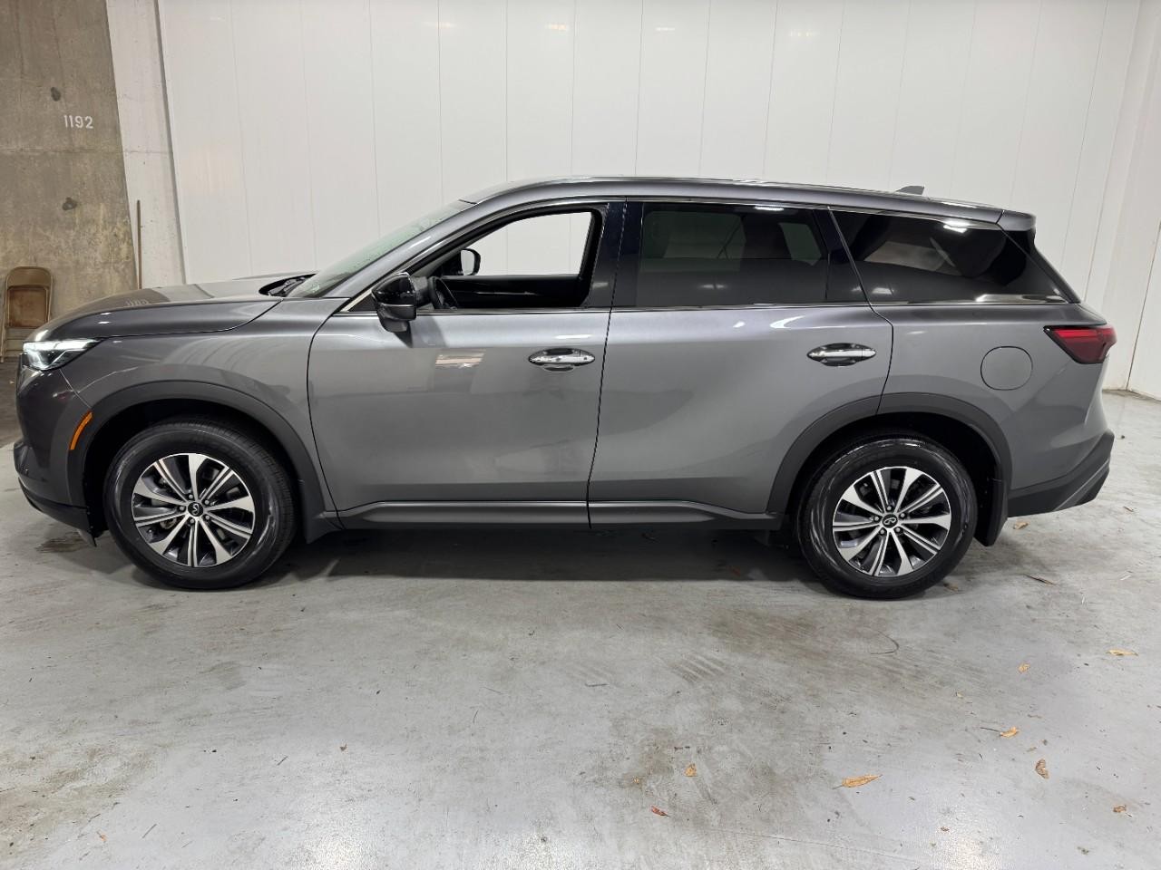 INFINITI QX60 Vehicle Full-screen Gallery Image 2