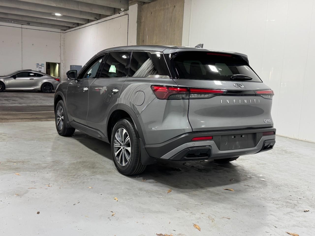 INFINITI QX60 Vehicle Full-screen Gallery Image 3