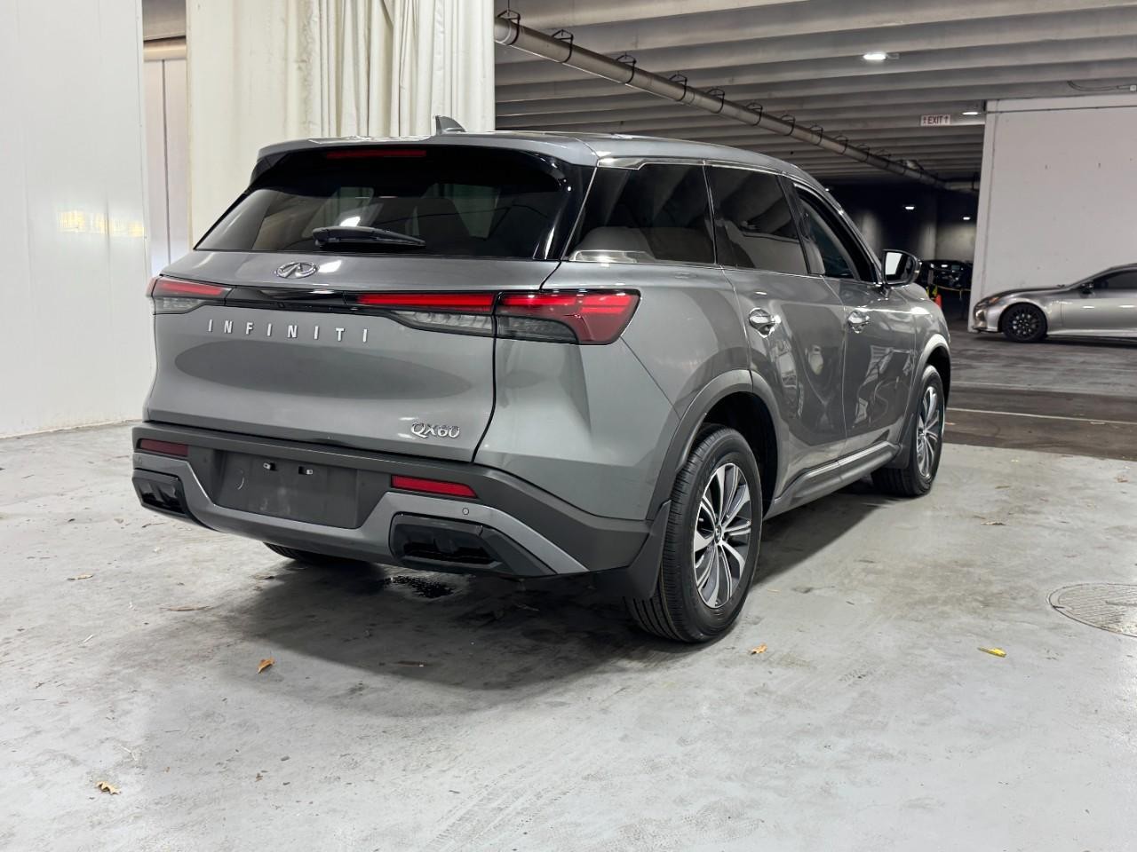 INFINITI QX60 Vehicle Full-screen Gallery Image 4