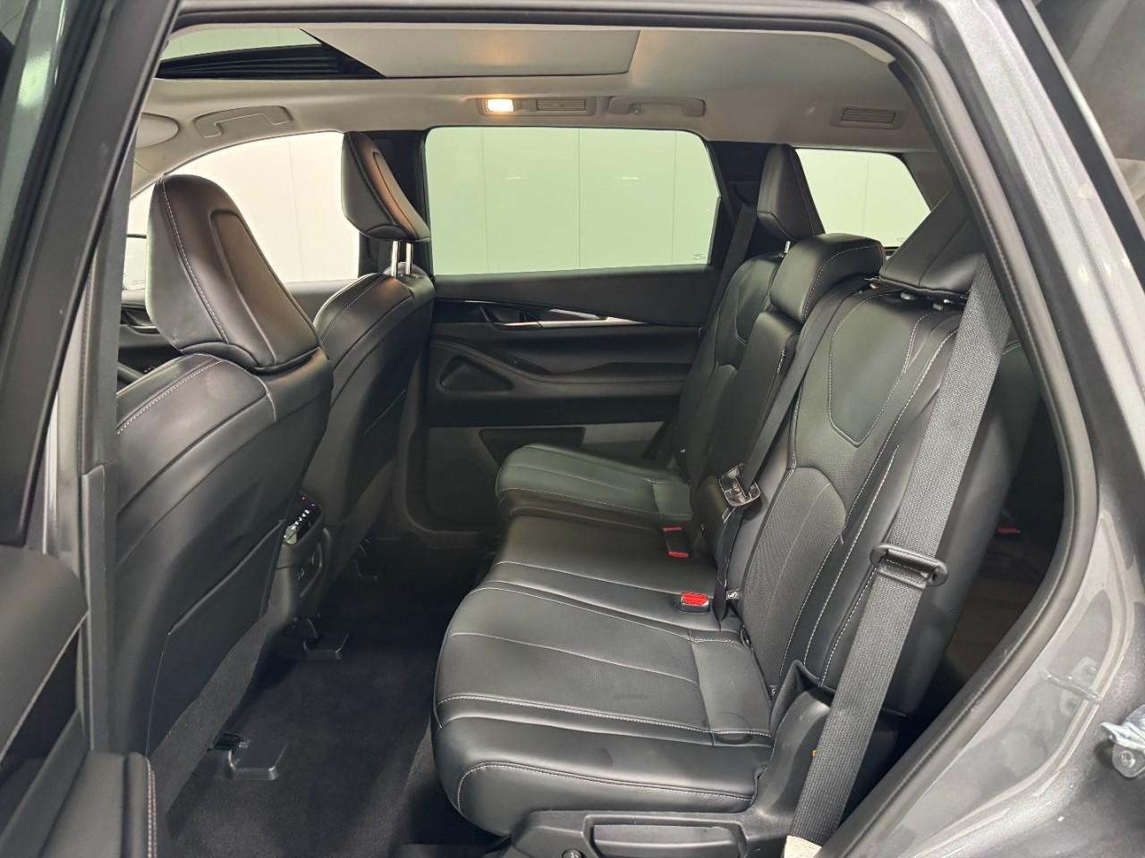 INFINITI QX60 Vehicle Full-screen Gallery Image 9