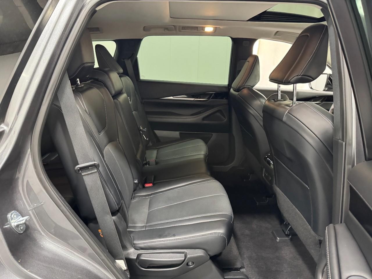 INFINITI QX60 Vehicle Full-screen Gallery Image 12