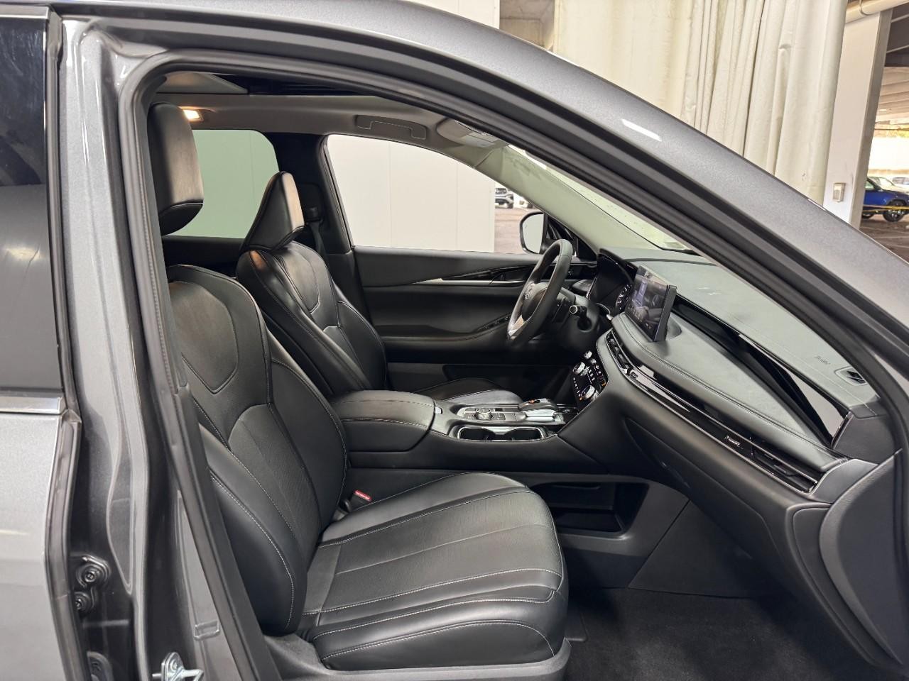 INFINITI QX60 Vehicle Full-screen Gallery Image 21