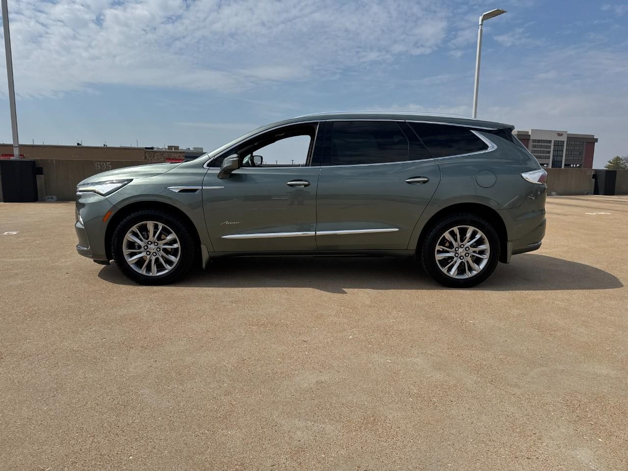 Buick Enclave Vehicle Full-screen Gallery Image 2