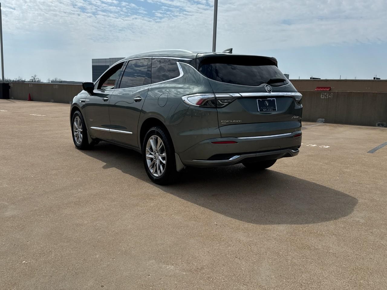 Buick Enclave Vehicle Full-screen Gallery Image 3