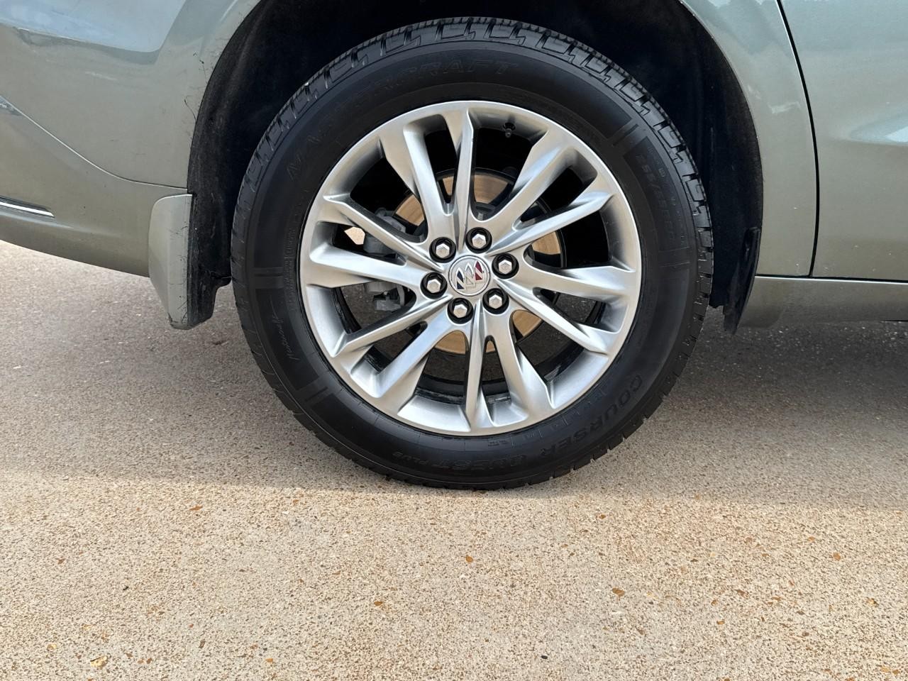 Buick Enclave Vehicle Full-screen Gallery Image 5