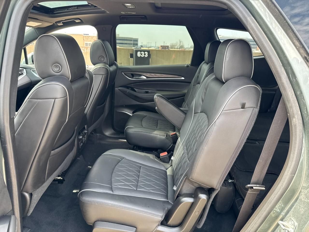 Buick Enclave Vehicle Full-screen Gallery Image 9