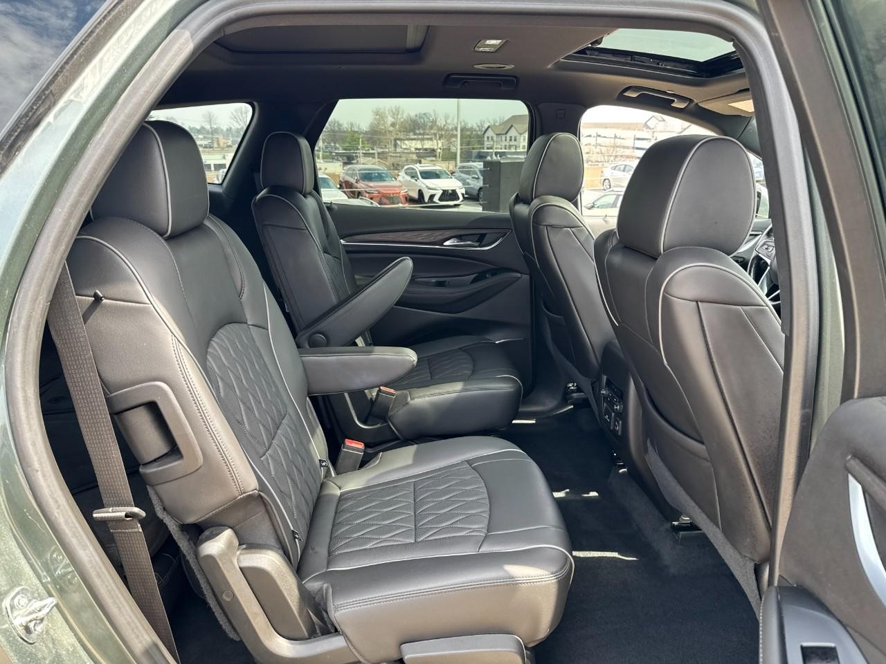 Buick Enclave Vehicle Full-screen Gallery Image 12