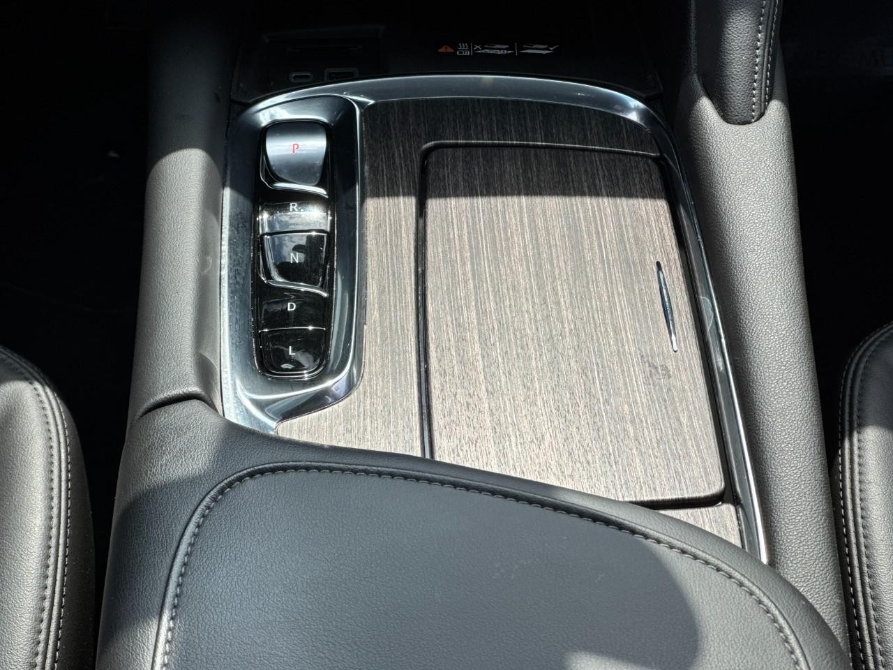 Buick Enclave Vehicle Full-screen Gallery Image 19