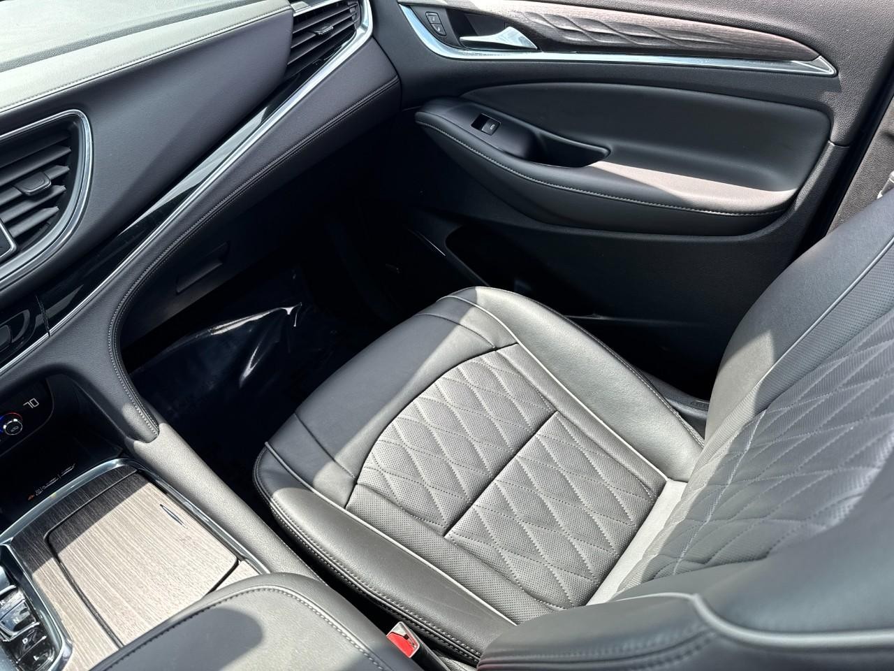 Buick Enclave Vehicle Full-screen Gallery Image 20