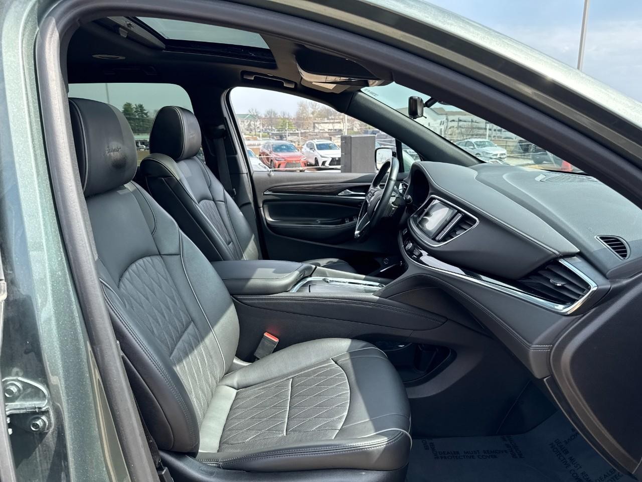 Buick Enclave Vehicle Full-screen Gallery Image 21