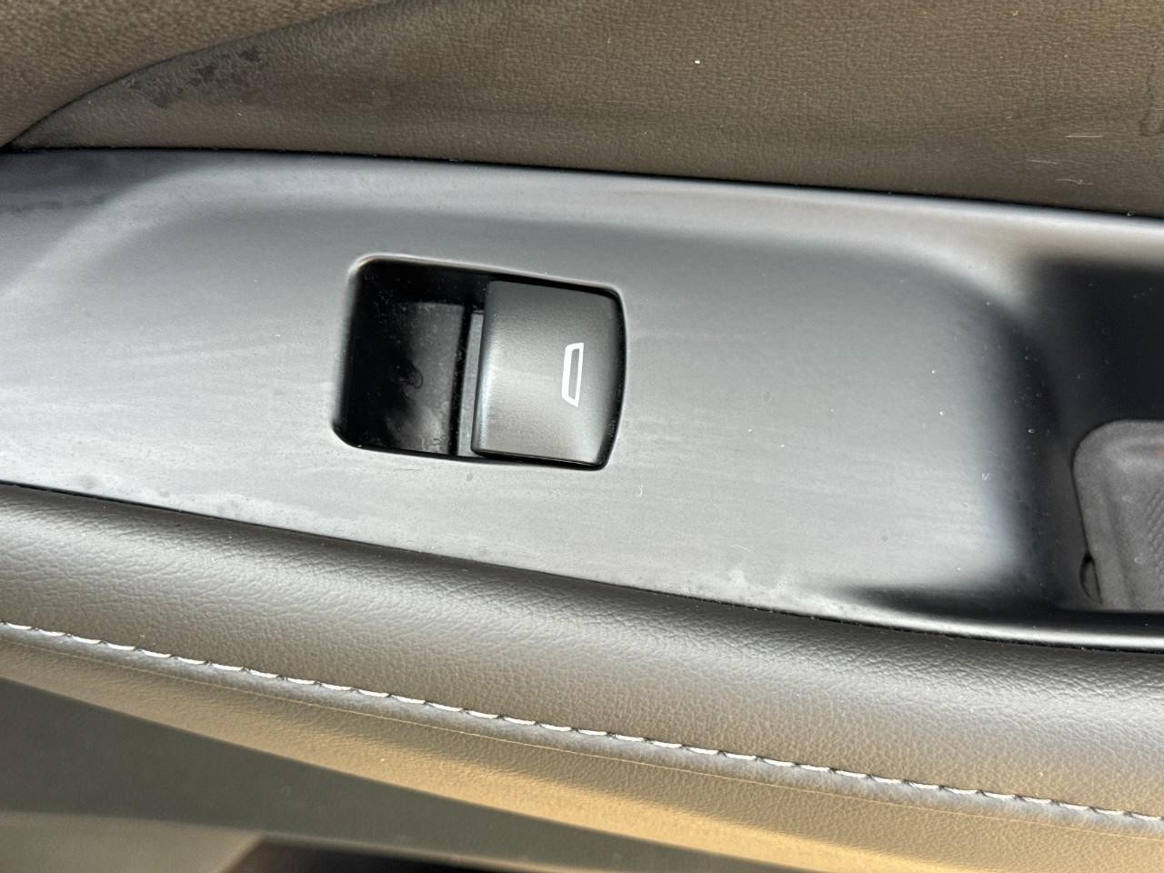 Buick Enclave Vehicle Full-screen Gallery Image 25