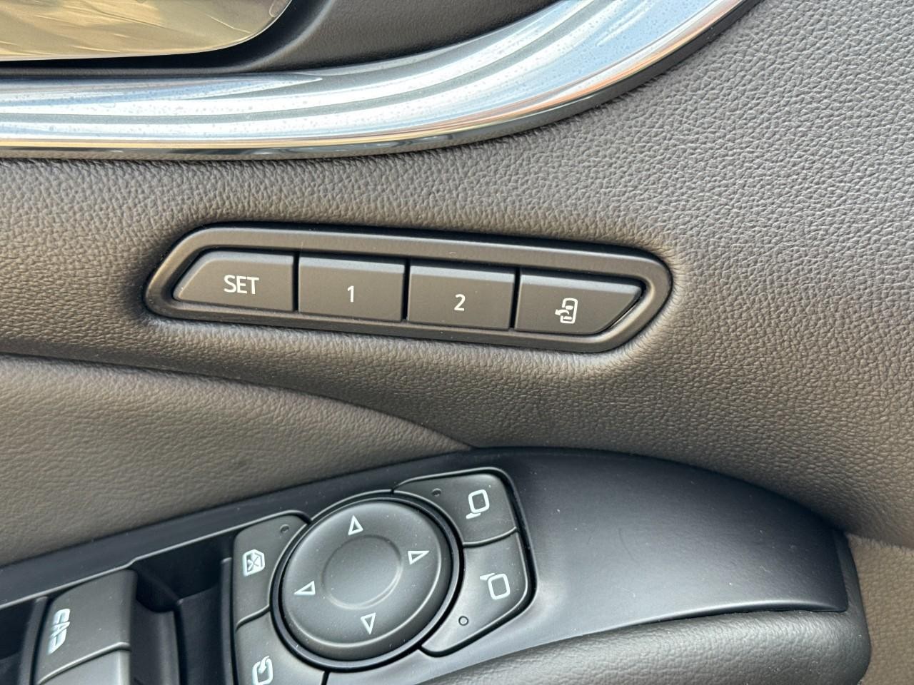 Buick Enclave Vehicle Full-screen Gallery Image 27