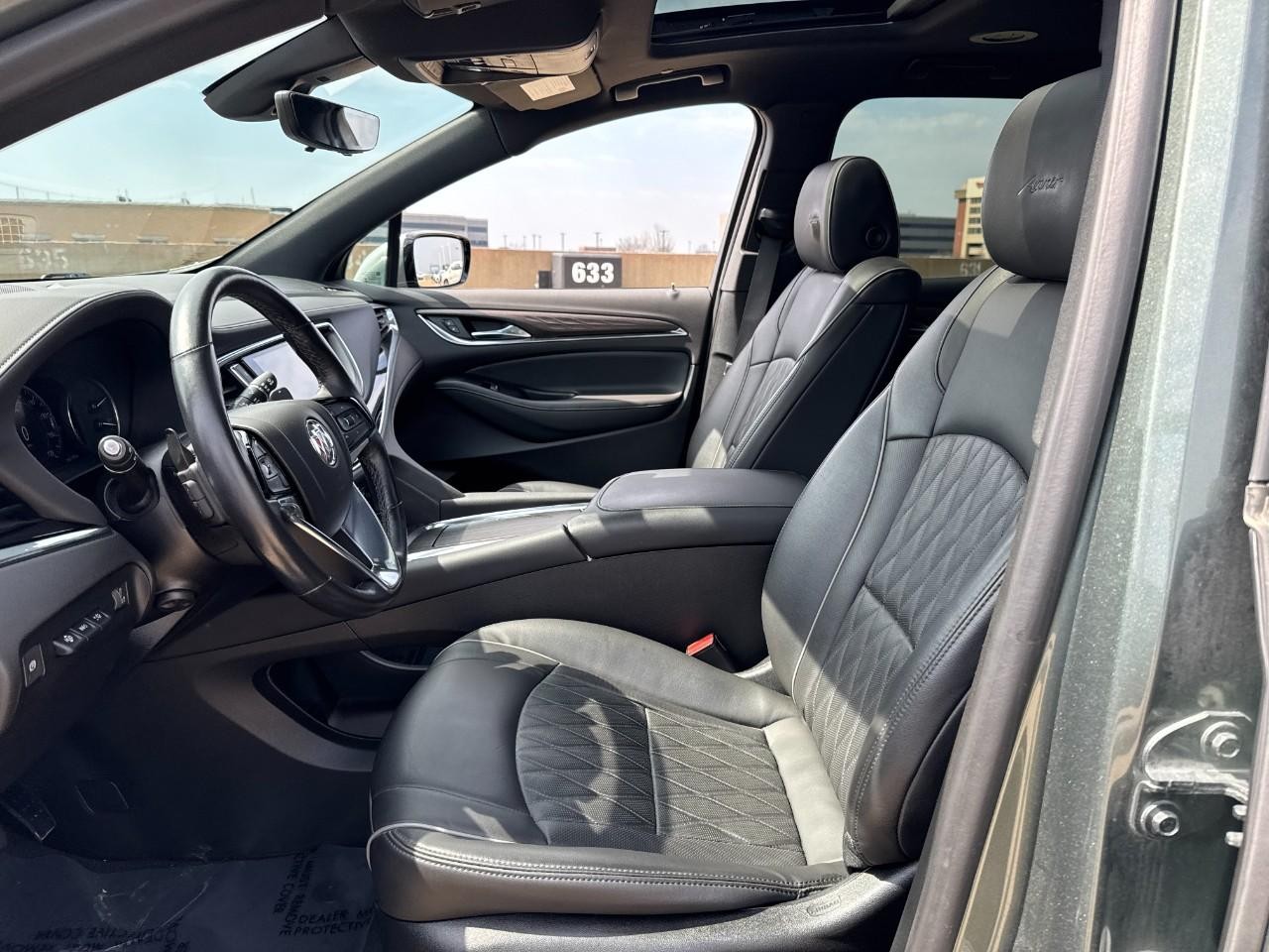 Buick Enclave Vehicle Full-screen Gallery Image 31