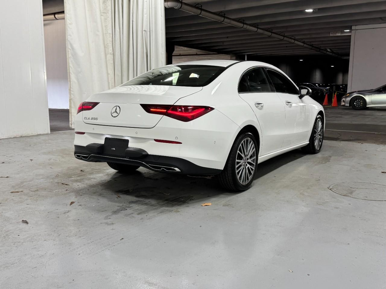 Mercedes-Benz CLA Vehicle Full-screen Gallery Image 4