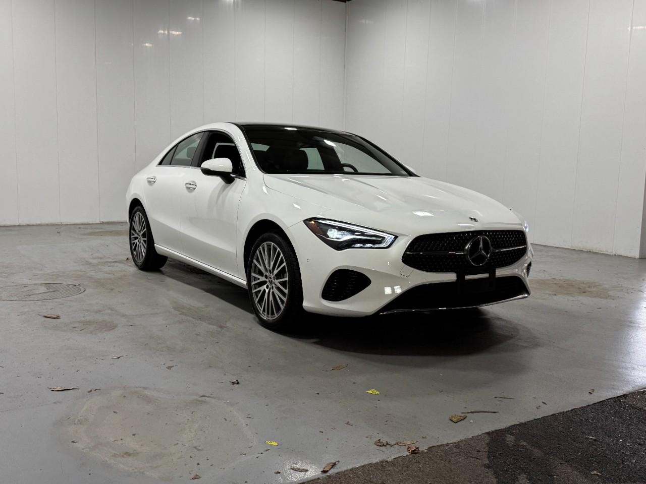 Mercedes-Benz CLA Vehicle Full-screen Gallery Image 6