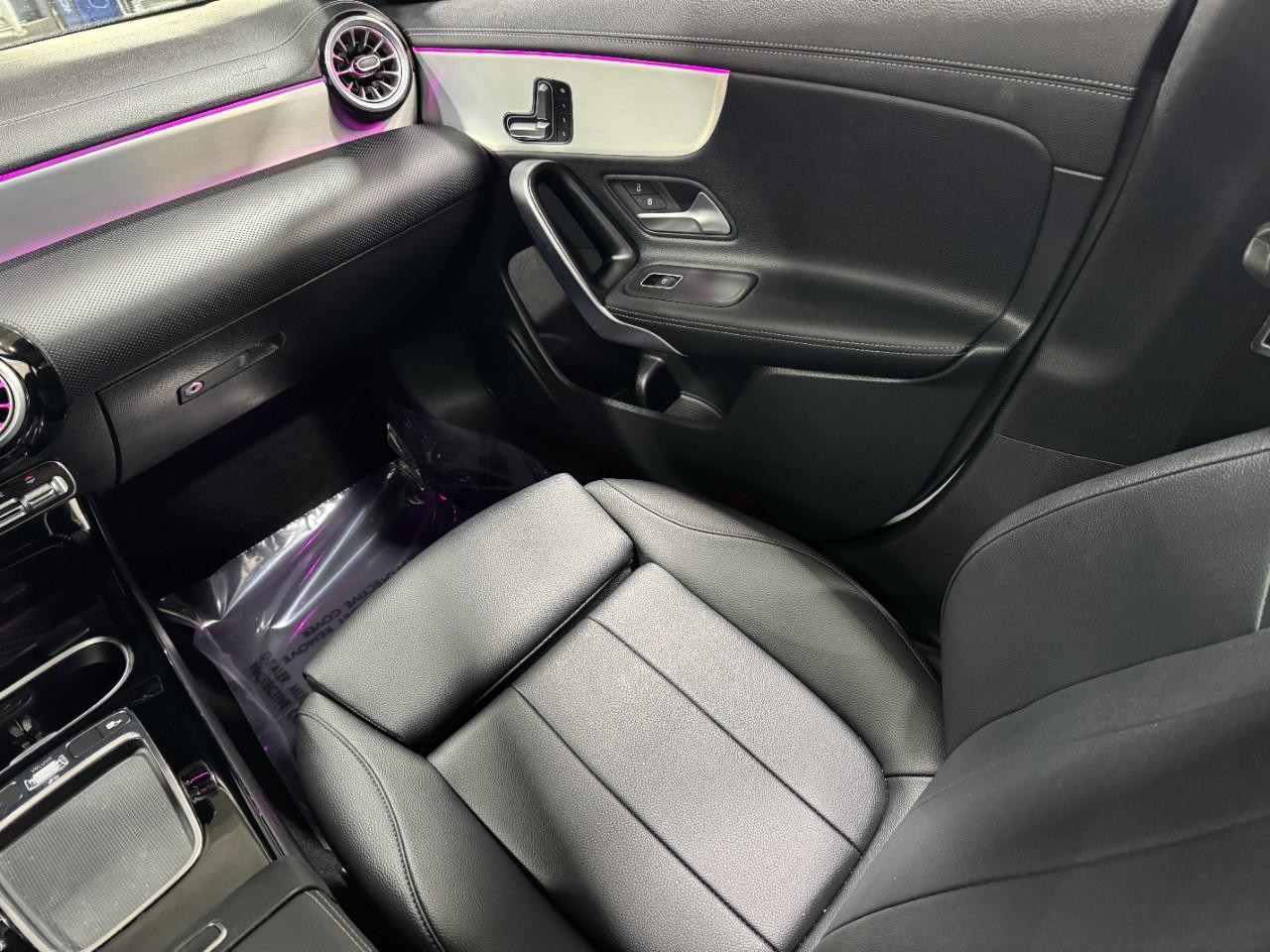 Mercedes-Benz CLA Vehicle Full-screen Gallery Image 17